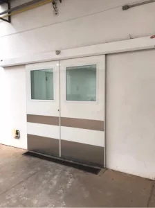 Puerta batiente con rejilla de ventilación